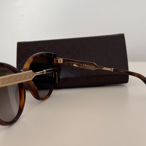 Gucci Tortoise Shell Sunglasses - Picture 4 of 4